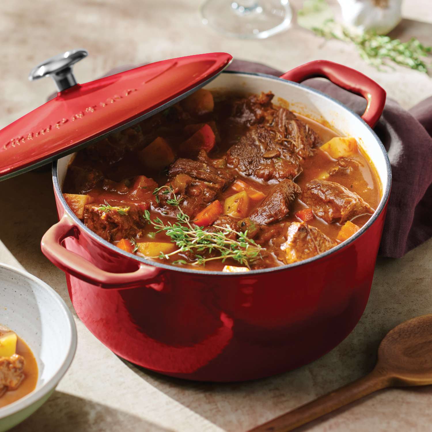 Tramontina Bestow Enamelled Cast Iron Casserole 26 cm - Red - Image 8