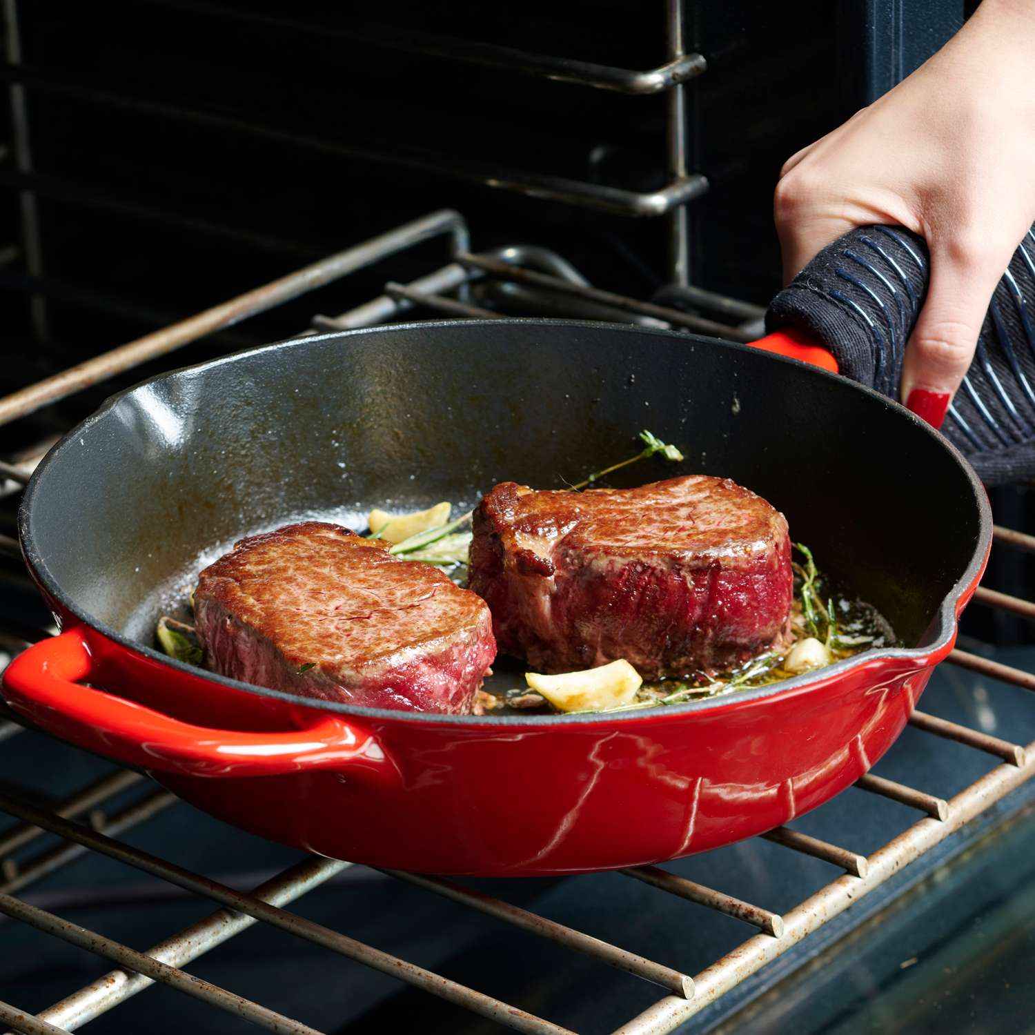 Tramontina Bestow Enamelled Cast Iron Skillet 25 cm - Red - Image 8